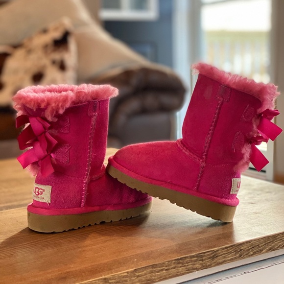 Toddler Bailey Bow Ugg size 6 - Picture 1 of 4